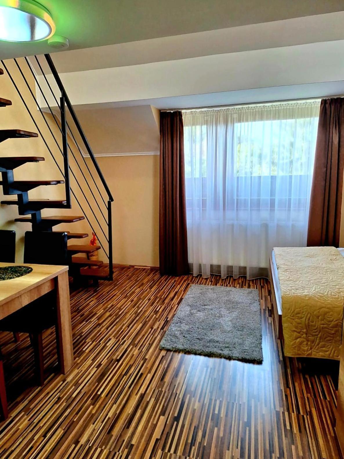 Angyal Apartman Gyula Esterno foto